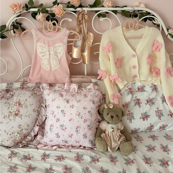 NWOT Bow cardigan ππ - Picture 3 of 3